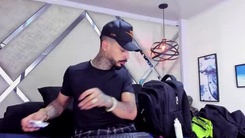 Snapshot of vinzenzrizzo chatting on November 10, 2025, 5:28 am ---Vinzen--- online show from November 10, 2025, 5:28 am