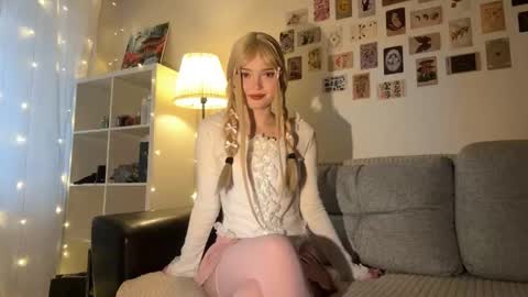 Snapshot of viola_blonde chatting on October 11, 2025, 1:20 pm viola_blonde online show from October 11, 2025, 1:20 pm