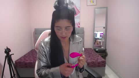 Violet  online show from November 25, 2025, 12:27 pm