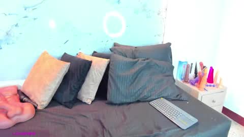 Violet  online show from October 15, 2025, 5:51 am