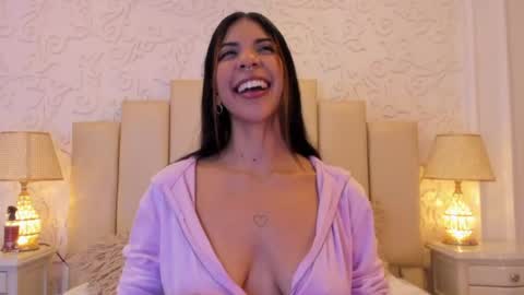 Snapshot of violetahills_ chatting on June 17, 2026, 3:57 pm Violeta online show from June 17, 2026, 3:57 pm