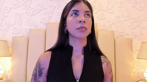 Snapshot of violetahills_ chatting on July 16, 2026, 12:33 pm Violeta online show from July 16, 2026, 12:33 pm