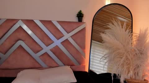 Call me Violet online show from December 5, 2025, 4:03 pm