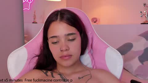 Snapshot of violeth_hill chatting on January 15, 2025, 8:51 am Violeth Hill online show from January 15, 2025, 8:51 am