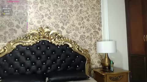 VioletLux online show from November 9, 2025, 12:03 pm