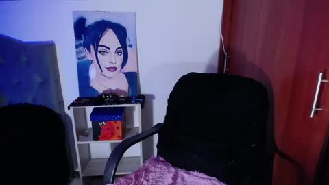 violett  Independent model online show from January 25, 2025, 10:18 pm