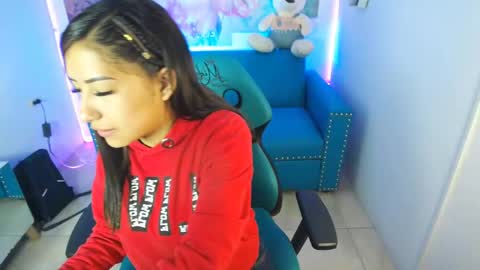 Snapshot of violetta_m_ chatting on February 3, 2025, 12:25 pm Violeta online show from February 3, 2025, 12:25 pm