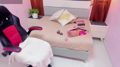 VIOLETTA online show from May 16, 2026, 1:10 pm