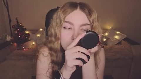 Snapshot of violettaotis chatting on December 16, 2025, 2:33 pm ViolettaOtis online show from December 16, 2025, 2:33 pm