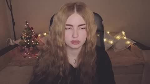 Snapshot of violettaotis chatting on December 18, 2025, 12:33 pm ViolettaOtis online show from December 18, 2025, 12:33 pm