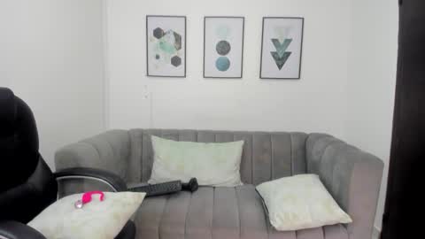 Snapshot of violettasweet_ chatting on October 17, 2025, 2:19 pm Violetta online show from October 17, 2025, 2:19 pm