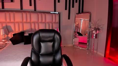 Violett  online show from November 6, 2025, 6:20 pm