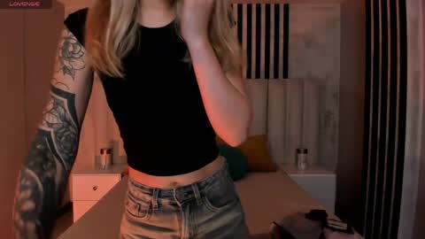 Snapshot of violetthansson chatting on June 9, 2026, 9:43 am Violett online show from June 9, 2026, 9:43 am