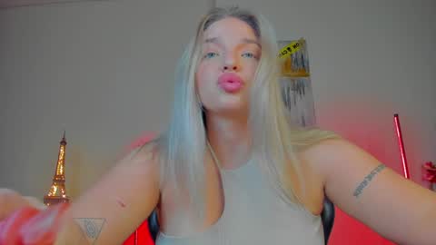 Snapshot of viollasinzz chatting on January 3, 2025, 9:47 am Violla online show from January 3, 2025, 9:47 am