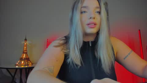 Snapshot of viollasinzz chatting on January 31, 2025, 8:12 pm Violla online show from January 31, 2025, 8:12 pm