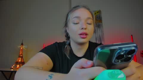 Snapshot of viollasinzz chatting on February 6, 2025, 9:22 am Violla online show from February 6, 2025, 9:22 am