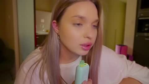 Snapshot of viollasinzz chatting on February 16, 2025, 2:43 pm Violla online show from February 16, 2025, 2:43 pm