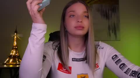 Snapshot of viollasinzz chatting on March 8, 2025, 8:03 pm Violla online show from March 8, 2025, 8:03 pm