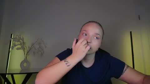 Snapshot of viollasinzz chatting on September 26, 2025, 9:02 am Violla online show from September 26, 2025, 9:02 am