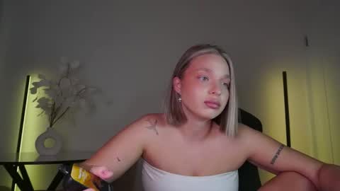 Snapshot of viollasinzz chatting on October 4, 2025, 9:18 am Violla online show from October 4, 2025, 9:18 am