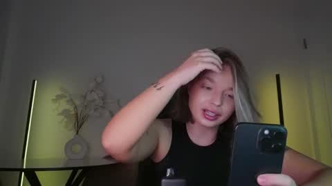 Snapshot of viollasinzz chatting on October 6, 2025, 9:07 am Violla online show from October 6, 2025, 9:07 am