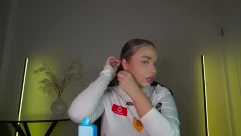 Snapshot of viollasinzz chatting on October 17, 2025, 7:44 am Violla online show from October 17, 2025, 7:44 am