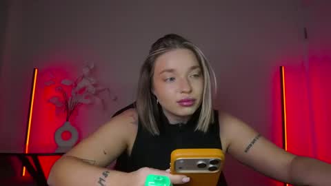 Snapshot of viollasinzz chatting on October 28, 2025, 10:19 am Violla online show from October 28, 2025, 10:19 am