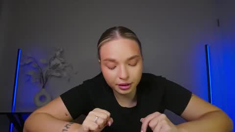 Snapshot of viollasinzz chatting on November 4, 2025, 12:48 pm Violla online show from November 4, 2025, 12:48 pm