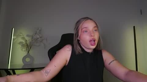 Snapshot of viollasinzz chatting on November 6, 2025, 9:32 am Violla online show from November 6, 2025, 9:32 am