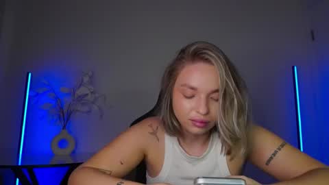 Snapshot of viollasinzz chatting on November 9, 2025, 11:19 am Violla online show from November 9, 2025, 11:19 am