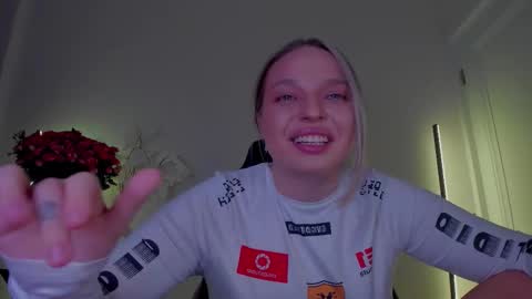 Snapshot of viollasinzz chatting on November 18, 2025, 4:39 am Violla online show from November 18, 2025, 4:39 am