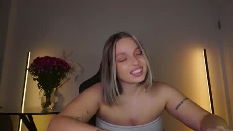 Snapshot of viollasinzz chatting on November 20, 2025, 4:45 am Violla online show from November 20, 2025, 4:45 am