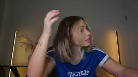 Snapshot of viollasinzz chatting on November 24, 2025, 8:25 am Violla online show from November 24, 2025, 8:25 am