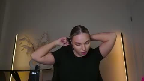 Snapshot of viollasinzz chatting on November 25, 2025, 5:40 am Violla online show from November 25, 2025, 5:40 am