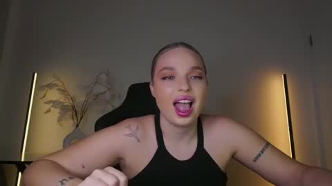 Snapshot of viollasinzz chatting on November 26, 2025, 6:14 am Violla online show from November 26, 2025, 6:14 am