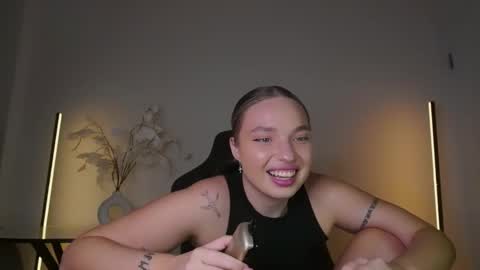 Snapshot of viollasinzz chatting on November 28, 2025, 8:06 am Violla online show from November 28, 2025, 8:06 am