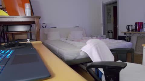 viahuer7 online show from April 2, 2026, 6:05 pm