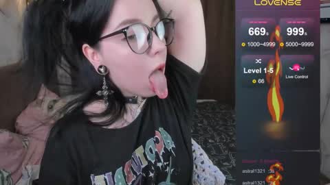 Snapshot of vivi__squirrel chatting on February 13, 2025, 7:56 am Vivi online show from February 13, 2025, 7:56 am