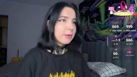 Snapshot of vivi__squirrel chatting on October 8, 2025, 7:17 am Vivi online show from October 8, 2025, 7:17 am