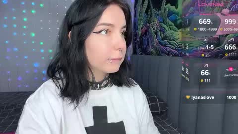 Snapshot of vivi__squirrel chatting on December 15, 2025, 9:30 pm Vivi online show from December 15, 2025, 9:30 pm