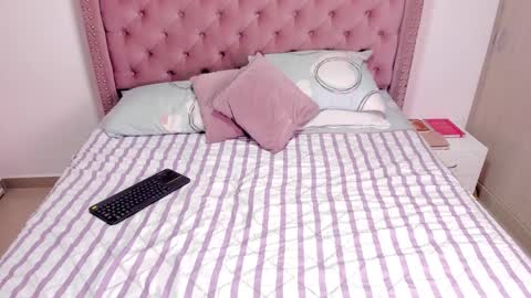 Snapshot of vivi_cooper chatting on February 14, 2025, 9:43 pm vivi cooper online show from February 14, 2025, 9:43 pm