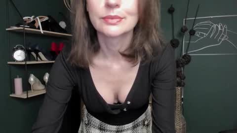 Vivian online show from October 9, 2025, 7:06 am