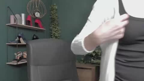 Vivian online show from November 14, 2025, 8:13 am