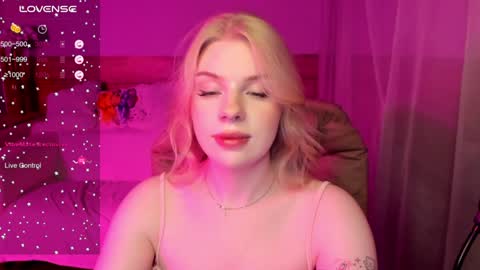 Snapshot of vivian_page chatting on December 5, 2024, 12:00 pm Aurora online show from December 5, 2024, 12:00 pm