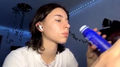 Vivi online show from December 3, 2025, 3:21 pm