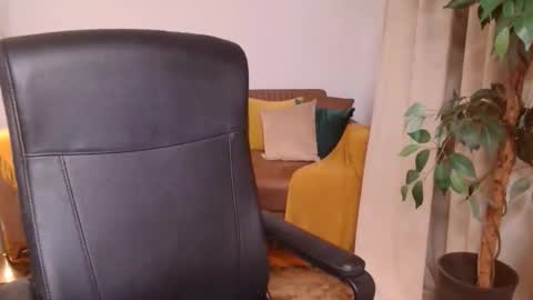 Snapshot of vivienneclement chatting on November 16, 2025, 4:45 pm Vivienne online show from November 16, 2025, 4:45 pm