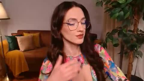 Snapshot of vivienneclement chatting on December 2, 2025, 6:14 pm Vivienne online show from December 2, 2025, 6:14 pm