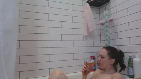 viviennoir online show from January 14, 2026, 8:20 am