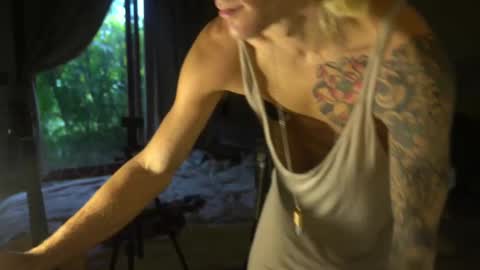 Snapshot of voodoo_hd chatting on September 28, 2025, 11:43 pm Voodoo and Lucy online show from September 28, 2025, 11:43 pm