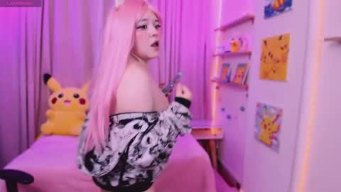 Snapshot of waifumochi_chan chatting on April 19, 2026, 12:43 am online show from April 19, 2026, 12:43 am